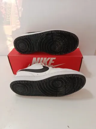 Zapatillas Nike Blancas y Negras. Unisex.