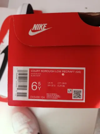 Zapatillas Nike Blancas y Negras. Unisex.