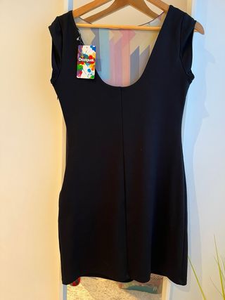 Vestido Desigual Negro con Detalles Coloridos