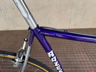 Bicicleta da cronometro Razesa del team Seguros Amaya