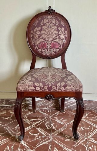 Silla de madera tapizada
