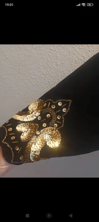 Torera negra con bordados dorados