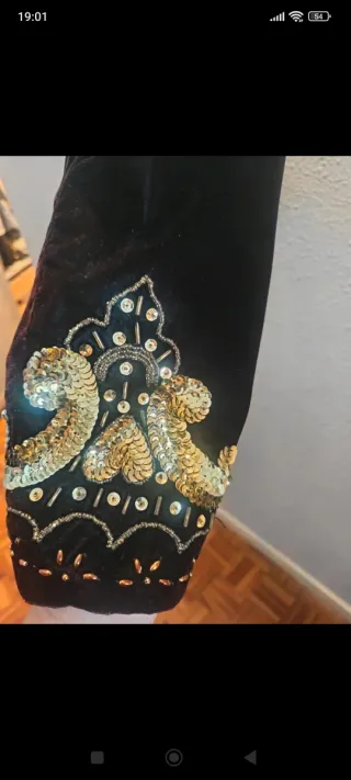 Torera negra con bordados dorados