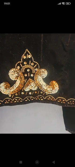 Torera negra con bordados dorados