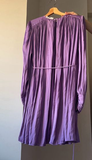 Vestido morado satinado con cinturón