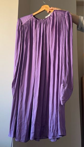Vestido morado satinado con cinturón