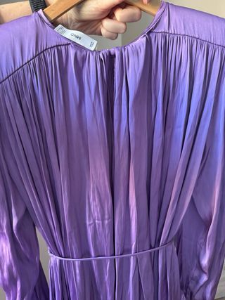 Vestido morado satinado con cinturón