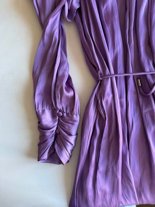 Vestido morado satinado con cinturón