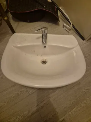 Lavabo de baño blanco mas grifo
