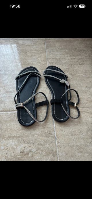 Sandalias negras con adornos plateados