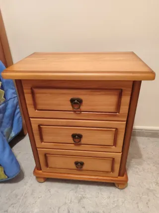 Dos camas de madera y mesita de noche