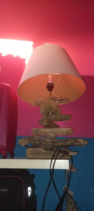 Lámpara artesanal de madera y piedra