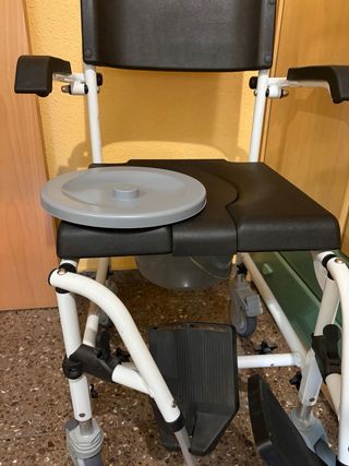 Silla de ruedas  con orinal nuevo sin estrenar