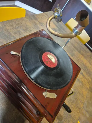 Gramófono antiguo madera