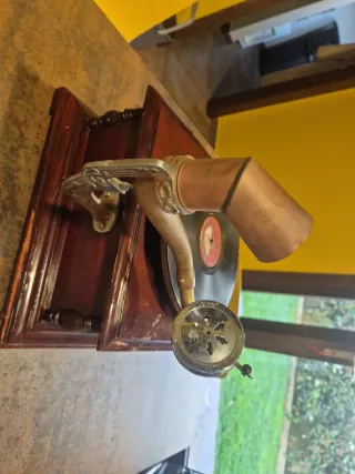 Gramófono antiguo madera