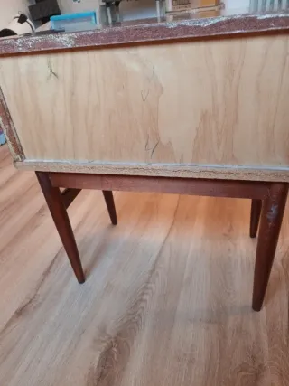 Mesita de noche antigua de madera