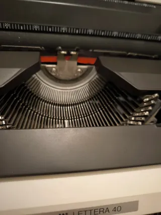 Máquina de escribir Olivetti Lettera 40