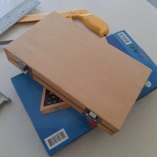 Lote: sierra, escuadra y brocas helicoidal madera