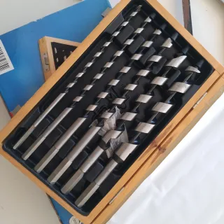 Lote: sierra, escuadra y brocas helicoidal madera