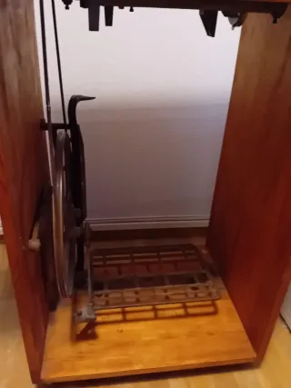 Máquina de coser antigua con mueble