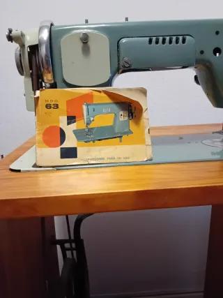 Máquina de coser antigua con mueble