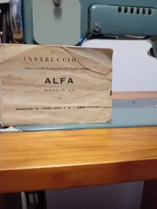 Máquina de coser antigua con mueble