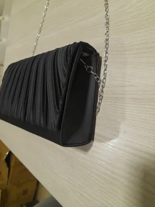 Pochette nera con catena plissettata