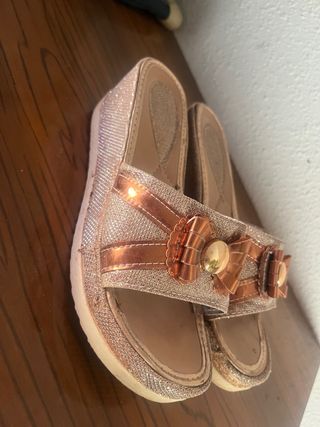 Sandalias Doradas y Rosas con Lazos