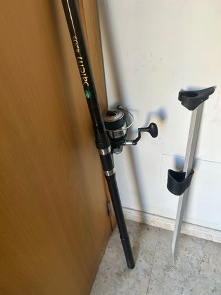 Caña de pescar con carrete y piqueta