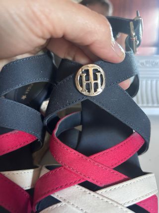 Sandalias Tommy Hilfiger cuña tiras cruzadas