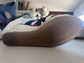 Sandalias Tommy Hilfiger cuña tiras cruzadas