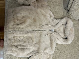 Cazadora pelo sintético niña beige
