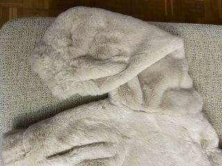 Cazadora pelo sintético niña beige