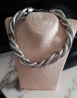 Collar de cadena plateada