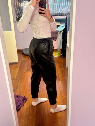 Pantalón efecto piel negro
