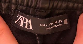 Pantalón efecto piel negro