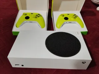 Xbox Series S Blanca + 2 Controles Amarillo