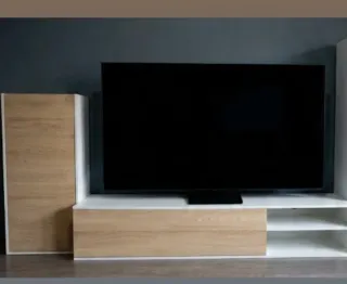 Mueble de salón blanco y madera