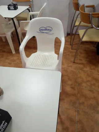 Lote 13 Sillas Plástico Blancas 10 € cada una