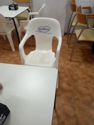 Lote 13 Sillas Plástico Blancas 10 € cada una