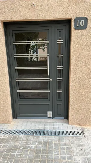 Puerta de hierro moderna