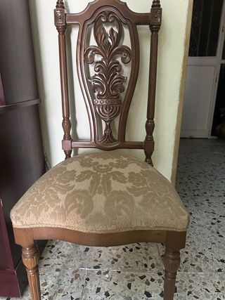 Seis Sillas Clásicas de Madera y Tela