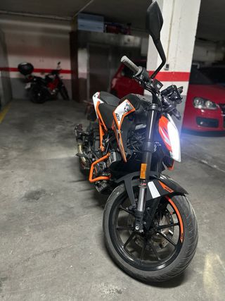 KTM Duke 125 Negra y Naranja 2018