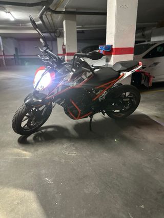 KTM Duke 125 Negra y Naranja 2018