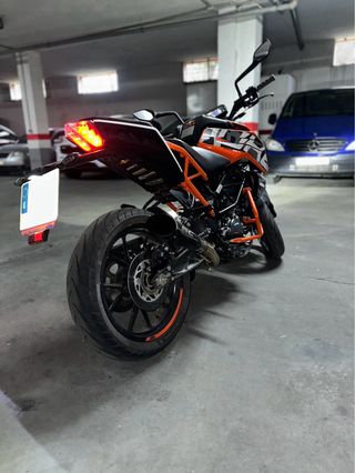 KTM Duke 125 Negra y Naranja 2018