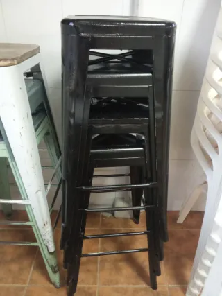 Taburete metálico apilable cada uno