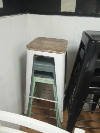 Taburete metálico apilable cada uno