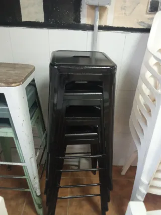 Taburete metálico apilable cada uno