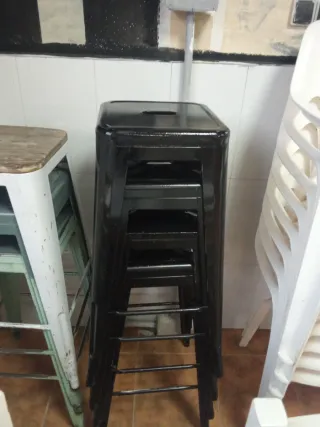 Taburete metálico apilable cada uno