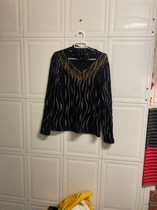 Jerseys negra con detalles dorados